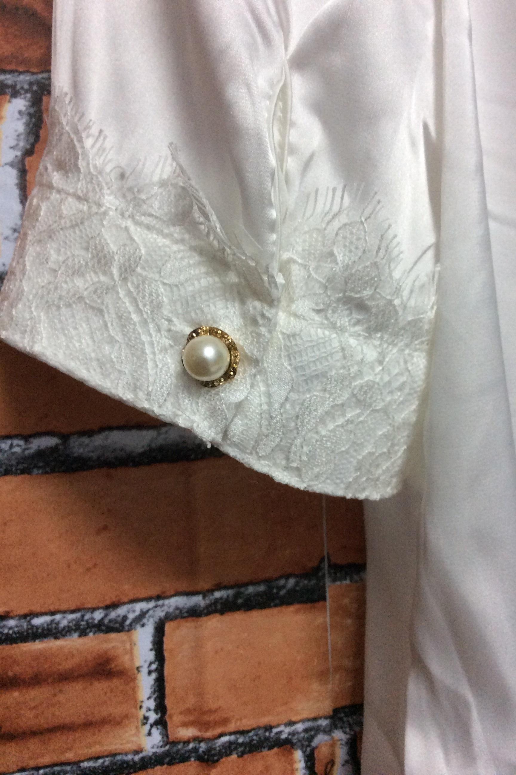 เสื้อซาตินเนื้อนิ่มลื่น ชายเสื้อตัดต่อด้วยลูกไม้เนื้อนุ่ม