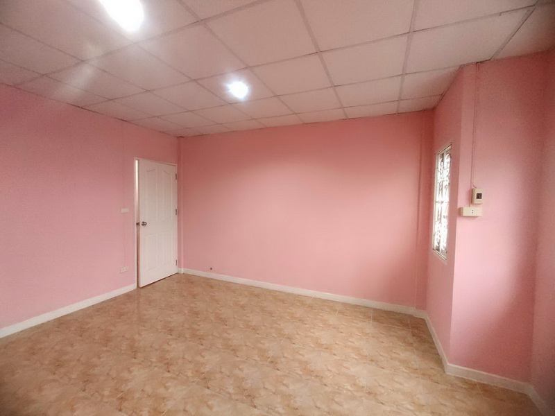 ทาวน์เฮ้าส์ 2 ชั้น ม.อู่ทองเพลส 2 คลอง 3 ลำลูกกา (ซ.เปียนนท์) ปทุมธานี ทำเลถนนเมน ห่างสถานีรถไฟฟ้าคูคตเพียง 5 นาที บ้านสวย ตกแต่งใหม่ พร้อมอยู่