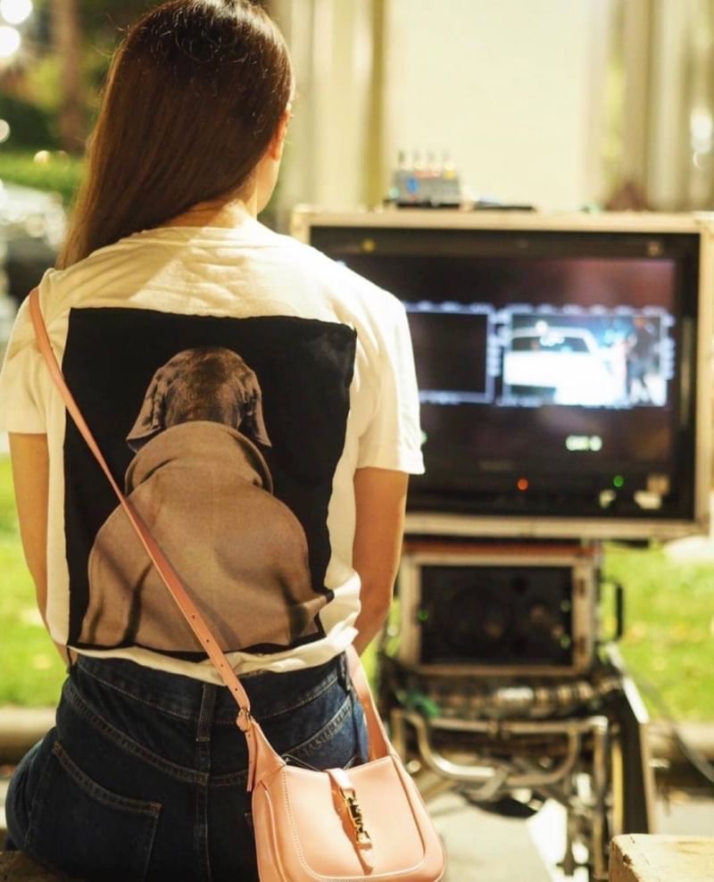 เสื้อยืดสไตล์ MaxMara ลายสุนัข แบบคุณมิว คุณแอน ใส่