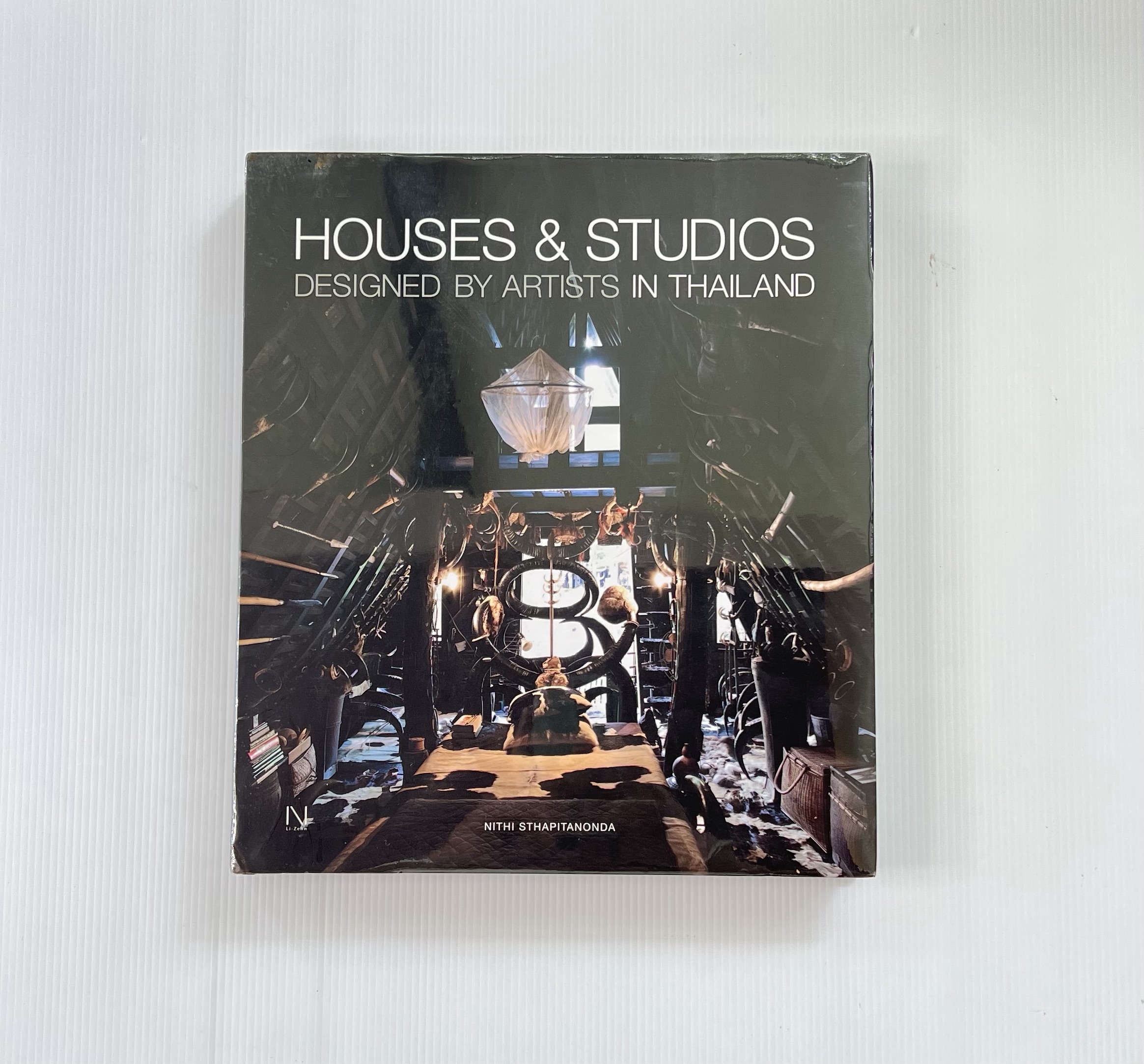Houses & Studios Designed By Artists in Thailand Nithi Sthapitanonda June 1, 2010 95-99% Hardcover