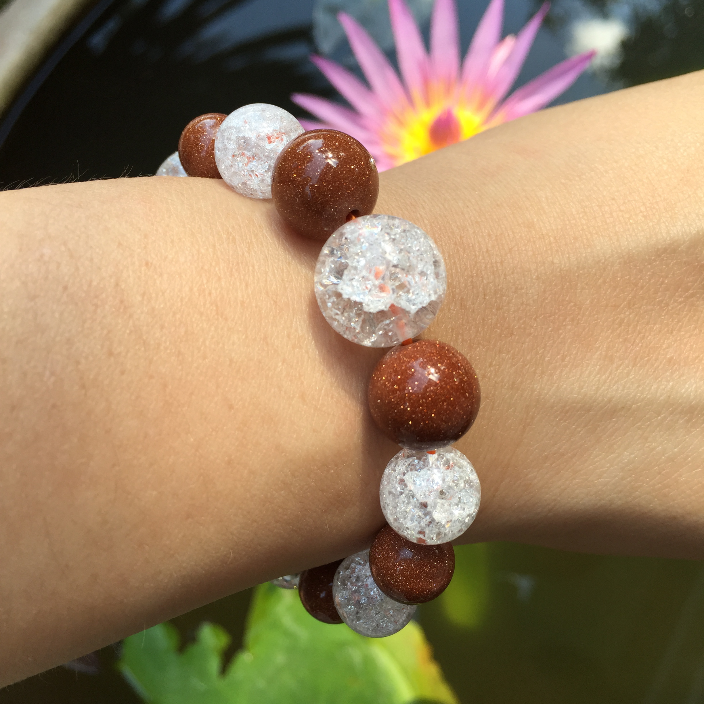 Sandstone and Frozen Quartz (Ice Quartz) นำสิ่งไม่ดีออกไป และนำพาโชคลาภเข้ามา