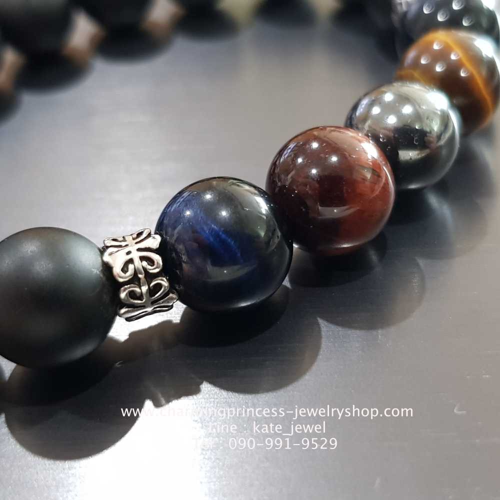 เบญจภาคี : นิล เฮมาไทต์ สามทหารเสือ ปกป้องคุ้มครองให้พ้นภัย แคล้วคลาดจากอันตราย รวมทั้งเสริมสร้างบารมีและมีเสน่ห์แก่ผู้พกเห็นทั่วไป ทำอะไรก็ประสบความสำร็จในชีวิต ศัตรูไม่กล้ามาแผ้วพลาน สิ่งที่ร้ายกลายเป็นดี V1