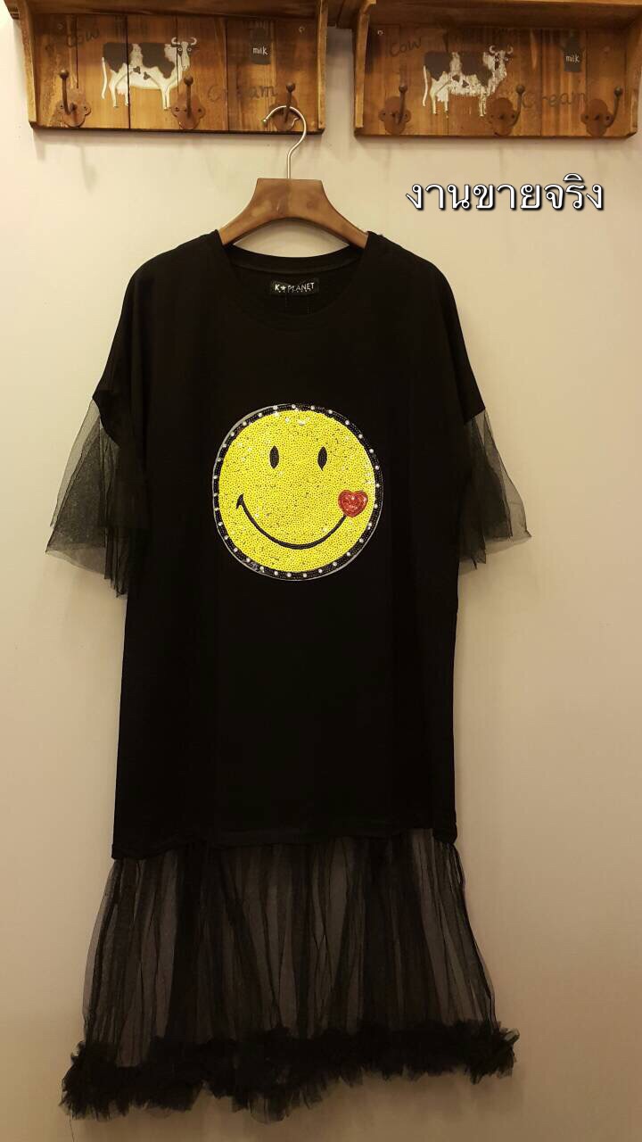 เดรสหน้ายิ้ม ผ้ายืดคอตตอทเนื้อดี เนื้อผ้านุ่มมากใส่สบาย ปลายแขนและชายเดรสต่อชายระบายฟรุ้งฟริ้ง