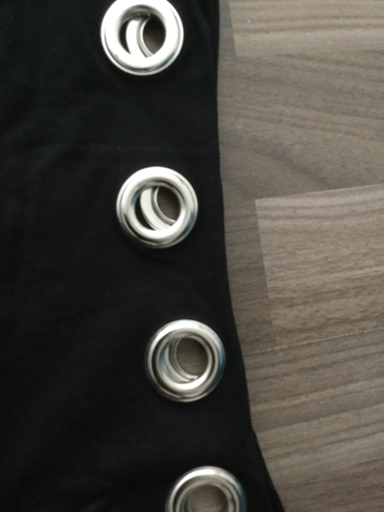 เสื้อยืดร็อค ดีเทลผ่าข้างตอกห่วงเก๋ๆ