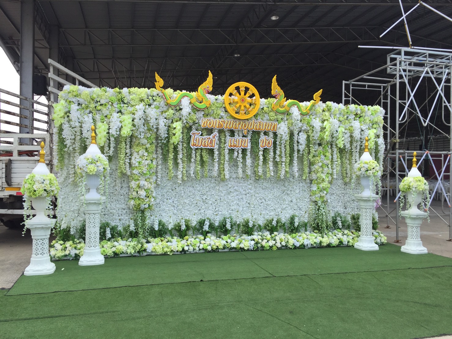 ซุ้มหญุ้าเทียม ถ่ายรูปงานบวช ธีมงาน เขียวขาว