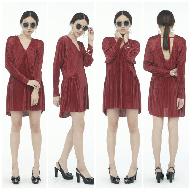 เดรสพลีทคอวี หน้าสั้นหลังยาว มีลูกเล่นด้านหลัง แบบและทรงน่ารักมากค่ะ