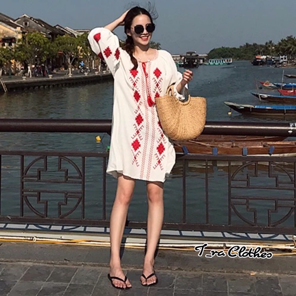 มินิเดรสงานปัก Style korea เนื้อผ้าคล้ายผ้าฝ้ายเนื้อดีงานปักละเอียด ดีเทลช่วงแขนปักลายกราฟฟิกแขนพอง ช่วงคอมีเชือกผูก บอกเลยว่างานสวยจ้า สามามารถใช่งานได้ทุกโอกาสไม่มีเอาค์ไม่ควรพลาดเลยจ้าา