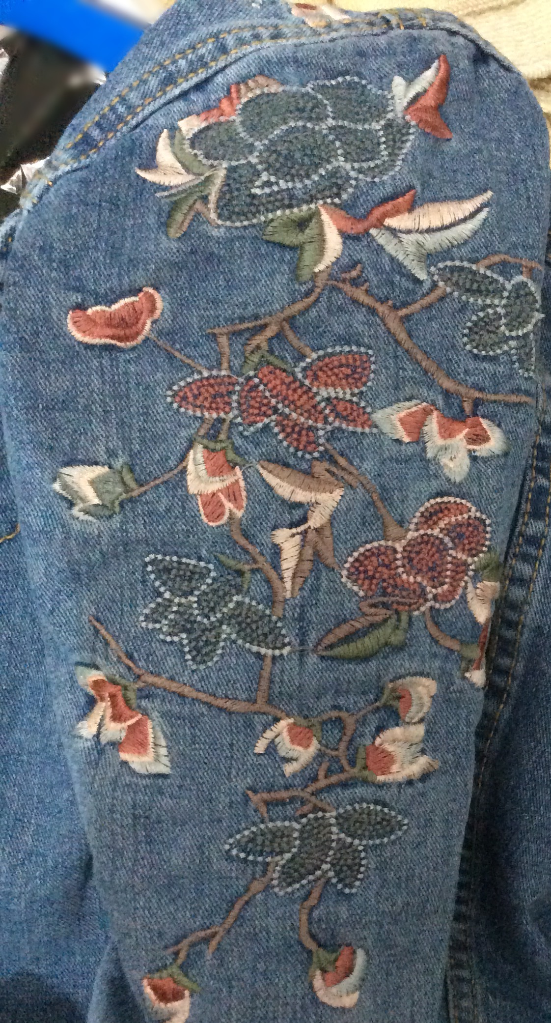 แจ็คเก๊ตยีนส์ แฟชั่นเกาหลี ปักลายดอกไม้ที่ไหล่และแขนเสื้อ งานปักสวยแน่นใส่คลุมก็เท่