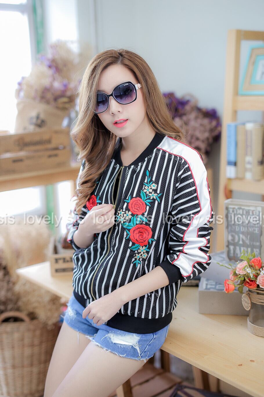 แจคเก็ตแขนยาว งานสวยมากค่า แต่งซิปหน้า งานปักลายดอกกุหลาบสวยงาม แต่งแถบสีดำช่วงด้านข้างและด้านล่าง ผ้าเนื้อดี ใส่คลุมได้ตลอดจ้า