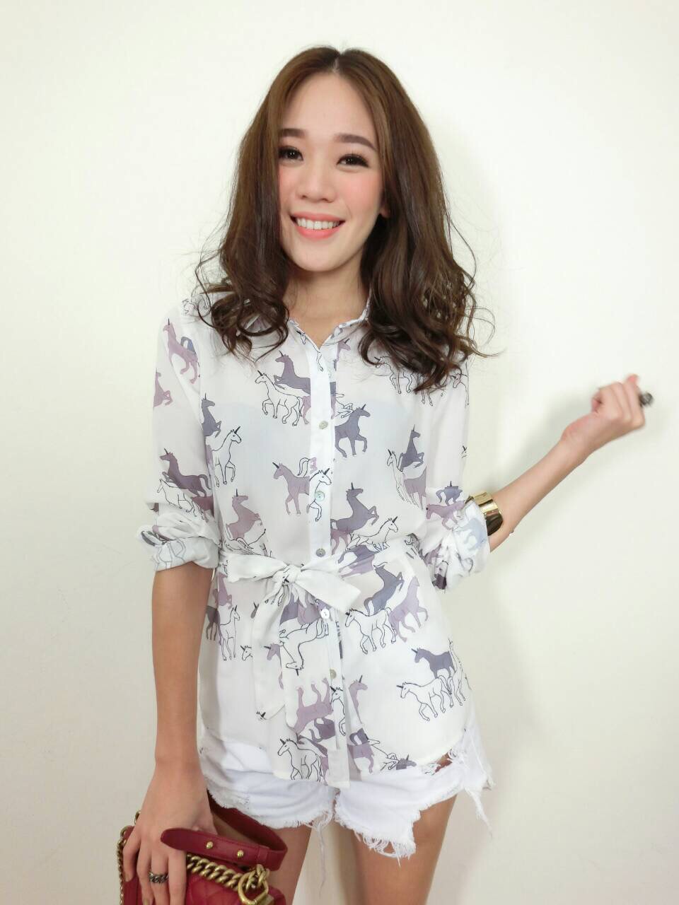 เสื้อเชื้ตผ้าดีมาก ผ้าปริ้นลายม้าน่ารักๆ มาพร้อมเชือกมัดเอว (ลายเดียวกับเสื้อ) สามารถนำมาผูกเอวหรือทำเป็นที่ประดับผมค่ะ