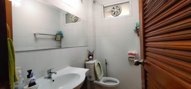 ทาวน์โฮม 3 ชั้น ซ.เรวดี 75 ถ.เลี่ยงเมืองนนทบุรี ต.ตลาดขวัญ อ.เมือง จ.นนทบุรี หลังริม