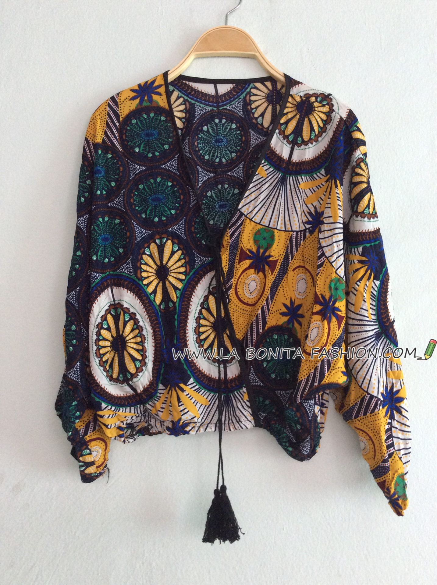 เสื้อสไตล์ โบฮีเมียน ทรงป้ายหน้า มีเชือกผูก พิมพ์ลายสไตล์โบฮีเมียน สีสันสดใสน่ารักมากๆๆค่ะ