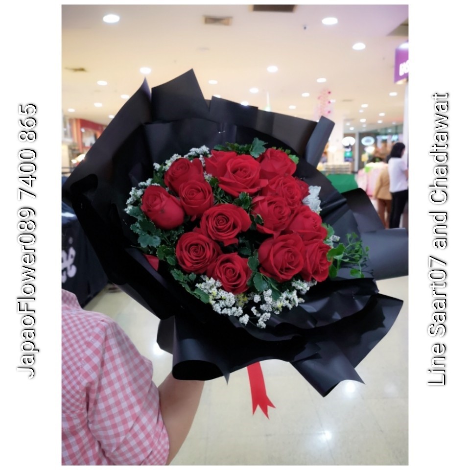 ช่อกุหลาบสีเแดง ห่อด้วยกระดาษดำ ทรงกลม