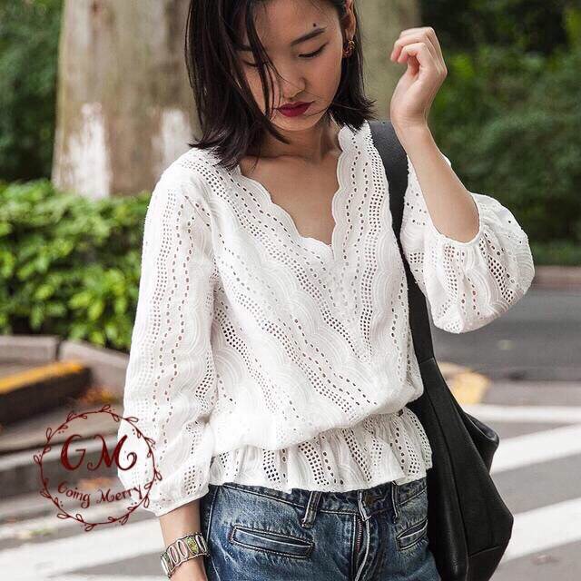 เสื้อผ้าป่าน คอวี งานฉลุทั้งตัว จั๊มเอวและปลายแขน งานสไตล์เกาหลี แมทได้หลายสไตล์ค่ะ ใส่ไปชิวๆ เก๋ๆ รับลมร้อนกันค่ะ