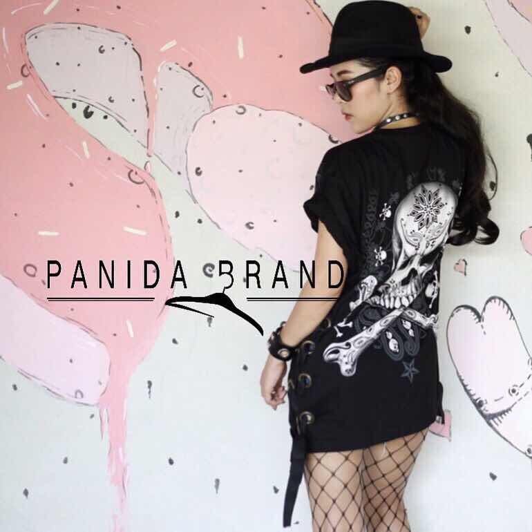 เสื้อยืดทรงOverSize กึ่งมินิเดรส สกรีน3D ลายหัวกะโหลกผูกผ้าลายโบฮีเมียนสีแดงอย่างเท่ห์ แต่งเก๋ด้วยการผ่าข้างตอกห่วงแล้วร้อยเชือกแบนผูกข้างเก๋ๆ ไม่ซ้ำใคร