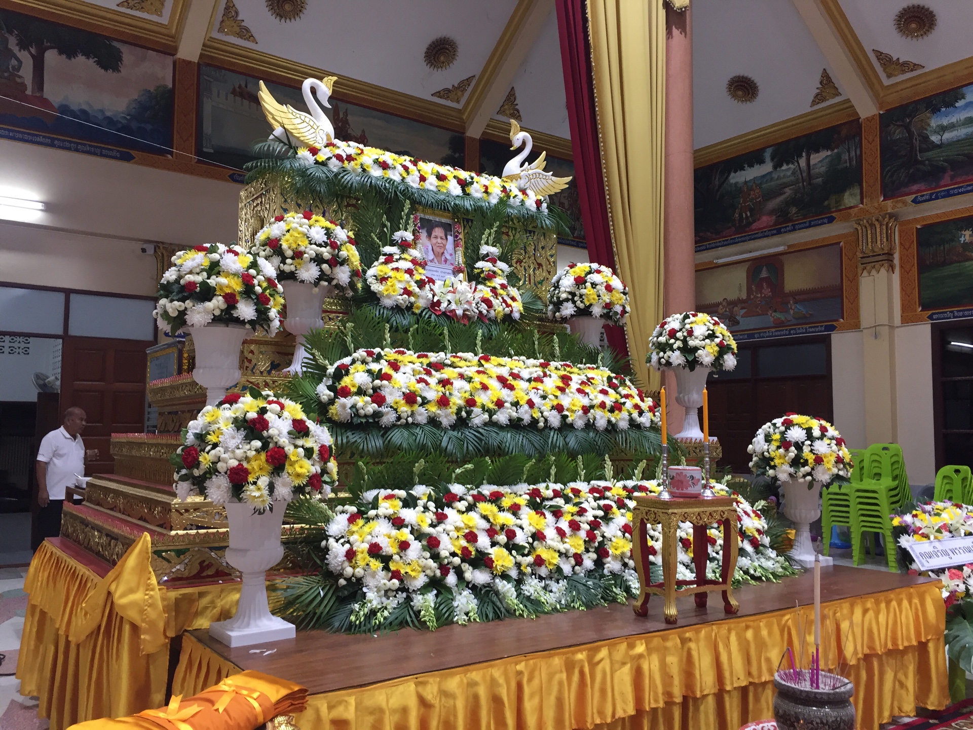 ดอกไม้ประดับหน้าหีบศพ แบบสวน โทนสีสดใส
