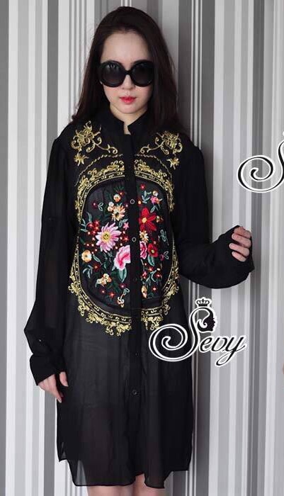 เชิ้ตตัวยาวเนื้อผ้าชีฟองอย่างดี ด้วยดีเทลงานปักแนววินเทจช่วงกลางเสื้อ