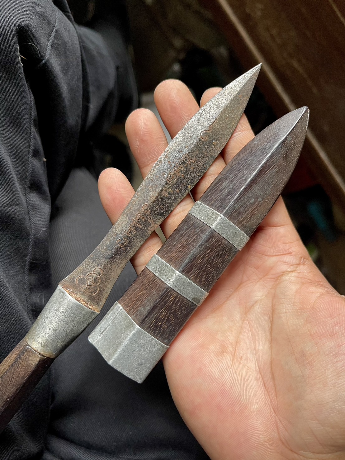 มีดหมอหลวงพ่อรุ่ง วัดหนองสีนวล นครสวรรค์ ไม้พญางิ้วดำ ยุคต้น