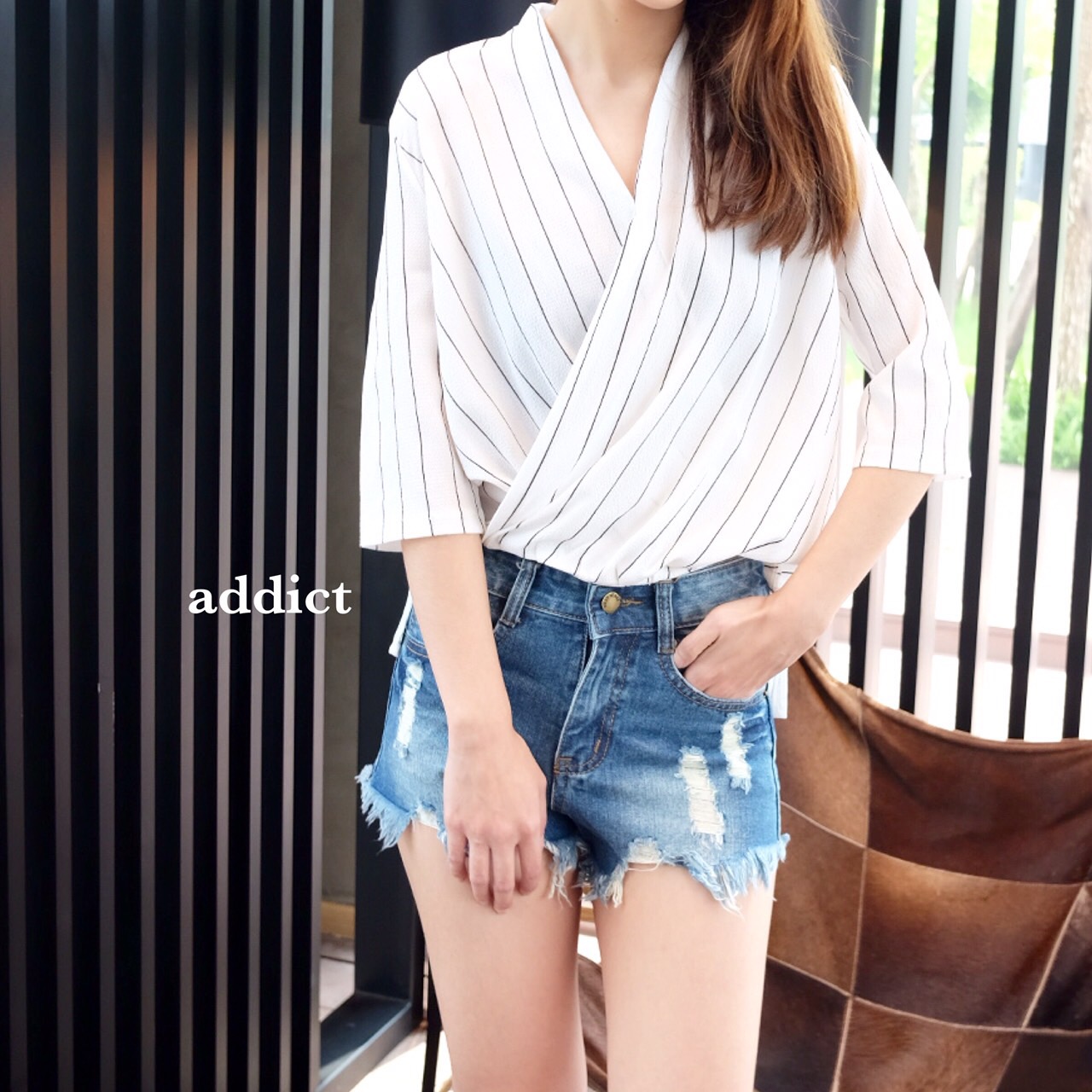 เสื้อคอวีลายทาง ทรงไขว้หน้า หน้าสั้นหลังยาว