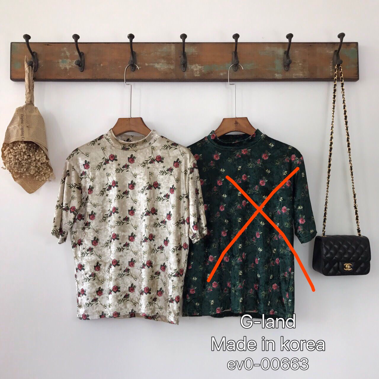 เสื้อยืดกำมะหยี่ลายดอกไม้เล็กๆรอบๆตัวเสื้อ น่ารักสไตล์เกาหลีเลยค่ะ