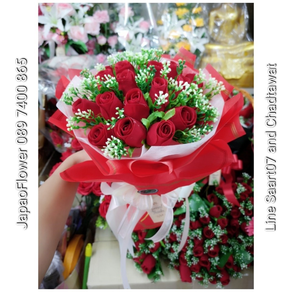 ช่อดอกกุหลาบแห้ง ห่อด้วยกระดาษสีแดง