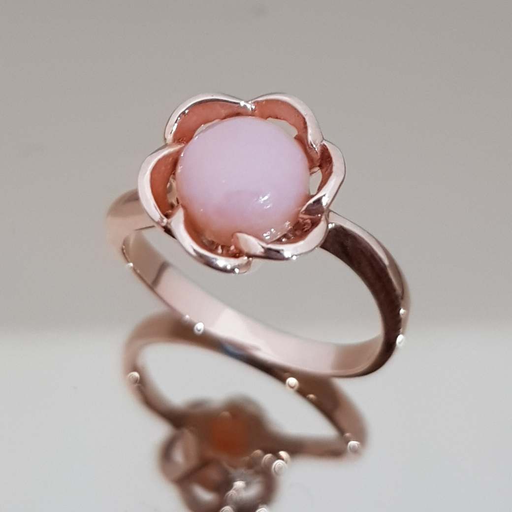 แหวนโอปอลสีชมพู ดีไซส์ ดอกไม้ ทำจากเงินแท้ชุบพิงค์โกลว์ 925 & 14K Rose Gold Plated , Pink Opal , Round 7 mm Flora Design Ring Size 52