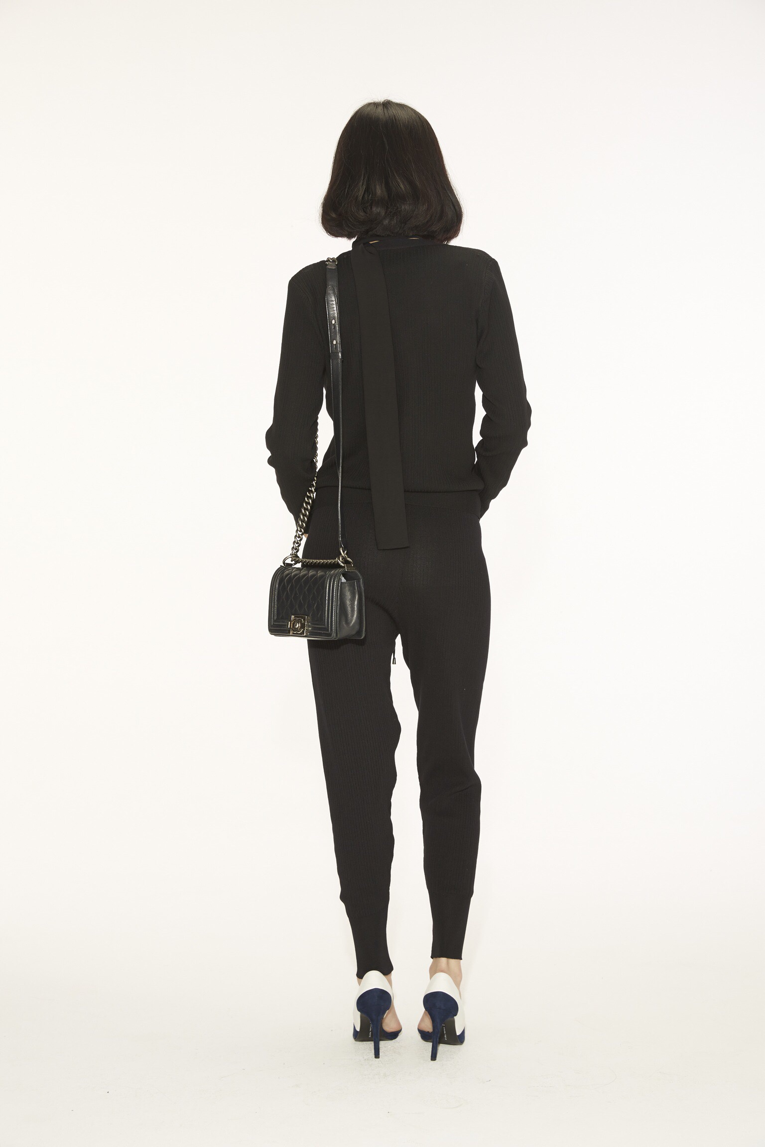 เซ็ททอknit ผ้าขึ้นลายในตัว ทรงสวยมากกกกค่ะ เสื้อสามารถใส่เป็นเสื้อคลุมได้ค่ะ กางเกงมีเอวผูก จั้มขาค่ะ Setนี้ใครได้ไป บอกเลยว่าคุ้มจริงไรจริงนะคะ ัเสื้อและกางเกงสามารถนำไปแมทกับเสื้เป้าแบบอื่นได้อีก เสื้อสามารถนำมาใส่เป็นเสื้อคลุมได้ บอกได้คำเดียวว่าคุ้มค่