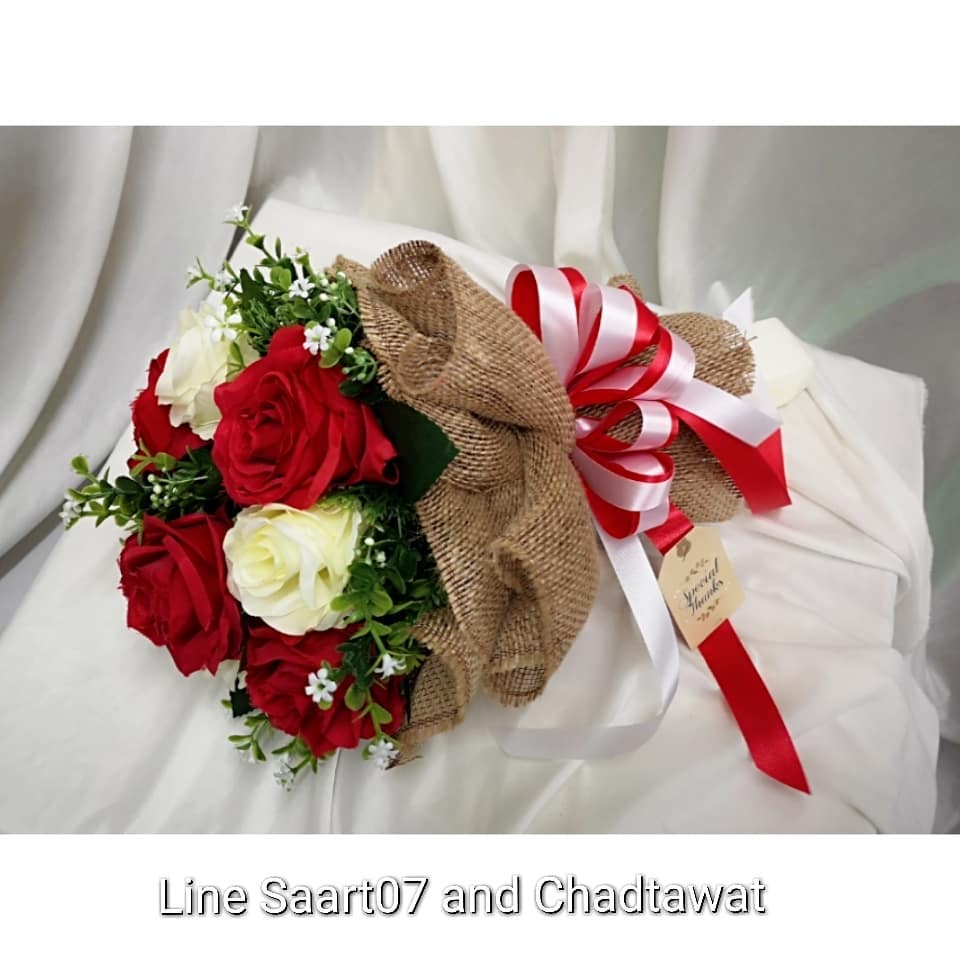 ช่อดอกกุหลาบขาวแดง