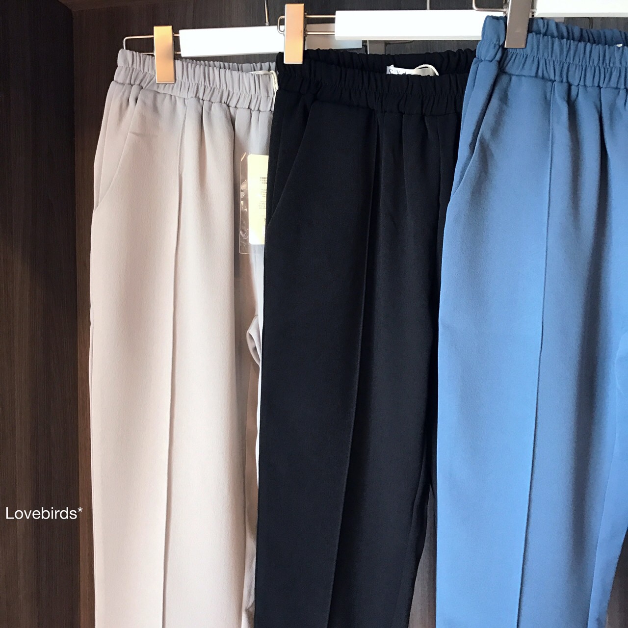 กางเกงเย็บเส้นหน้า เอวสม้อคอย่างดี ปลายขาแต่งหยักนิดนึงสามเหลี่ยม ผ้าดีมากๆๆๆ ใส่สบายแน่นอน น่ารักมากๆ ทรงสวยจริงๆค่า