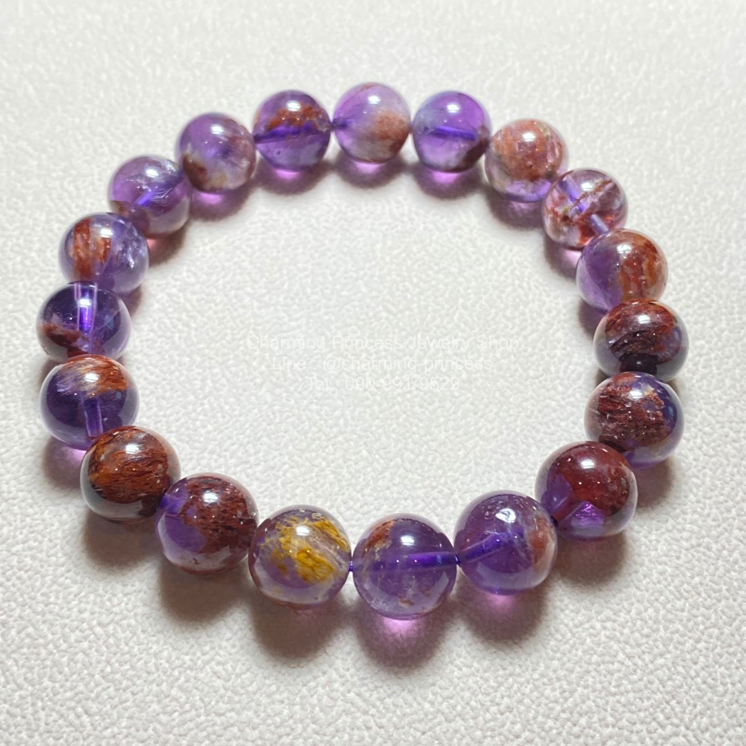 Cacoxenite in Amethsyt คาค็อกซิไนท์ในอเมทิสต์ 10 มม ภายในมีแร่สีทองระยิบระยับเสริมอำนาจบารมีความมั่งคั่งร่ำรวย สวยน่าใส่มากๆค่ะ