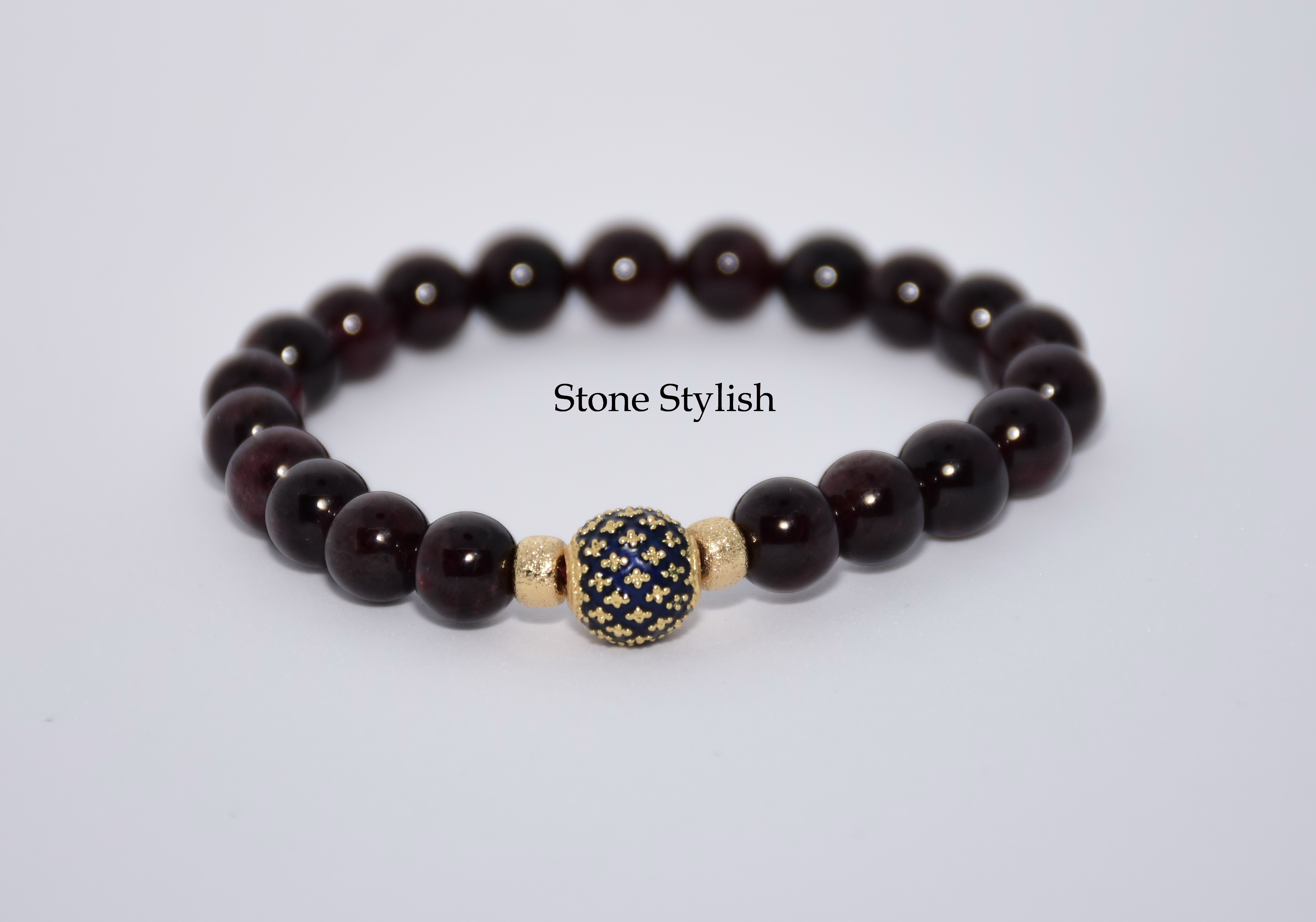 สร้อยข้อมือ โกเมน (Garnet) ขนาด 8 มิล แต่งชาร์มน้ำเงิน สไตล์ไทย