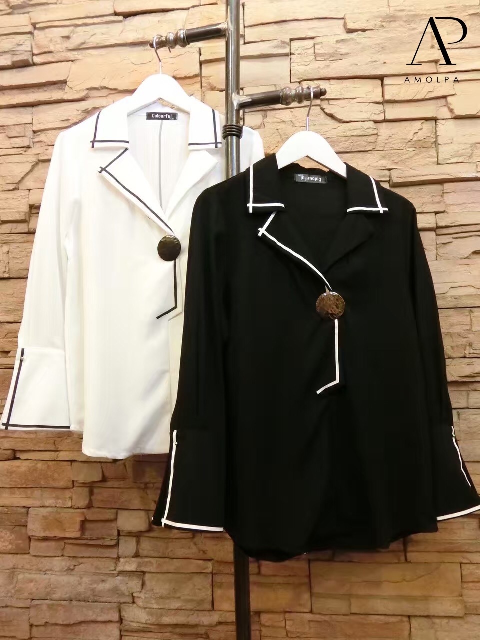 เสื้อเชิ้ตสไตล์เก๋ ที่คู่ควรกับคุณๆ ดีไซต์แขนบาน ปลายแขนปักหมุดอะไหล่สีเงินอย่างดี เนื้อผ้าชีฟองผ้าเนื้อละเอียด ลื่น มีน้ำหนัก ปลายแขนบานผ่า เดินริบบิ้นสีตัด ประดับกระดุมเม็ดใหญ่ สวยเก๋ใส่ง่าย ใส่สบายมากๆ รับรองตัวนี้ไม่ผิดหวัง จัดเลยจ้าา