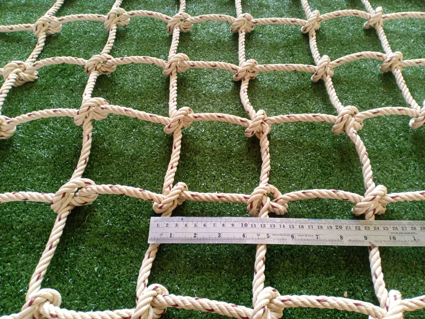 ตาข่ายถักกันตกในสนามเด็กเล่น