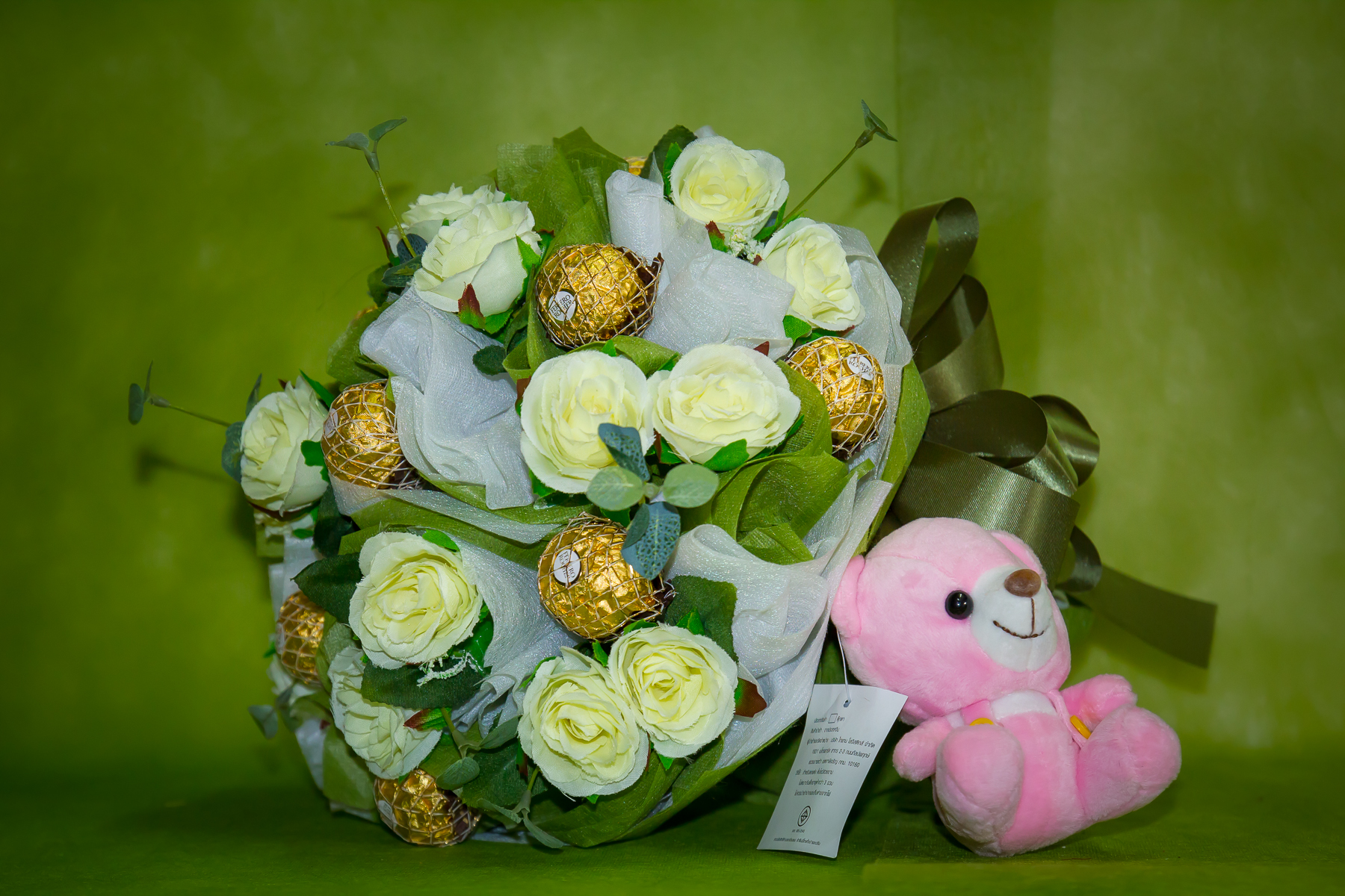 ช่อเฟอเรโร่ (Ferrero Rocher) 9 ลูก ดอกกุหลาบสีขาว กระดาษสีเขียว