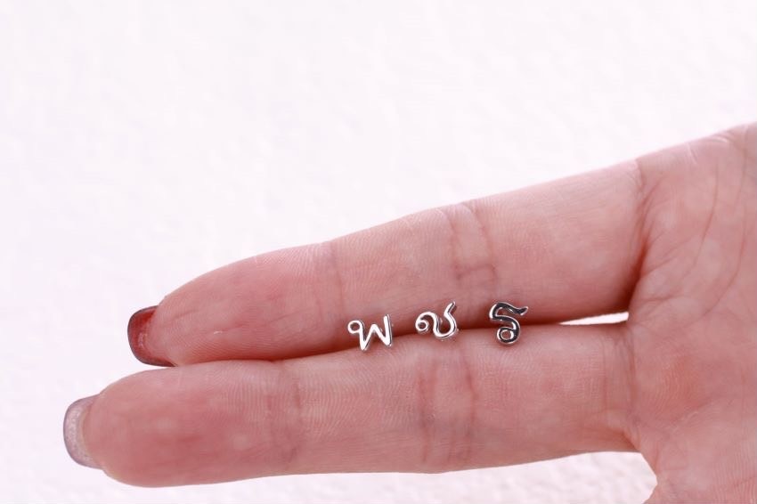 ต่างหูสำหรับผิวแพ้ง่าย เงินแท้ 92.5% ตัวอักษรภาษาอังกฤษ ก-ฮ เลือกผสมได้เลยค่ะ (ราคาต่อข้าง)_ES002