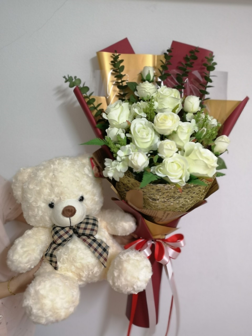 ช่อดอกกุหลาบขาว ทรงสูง (ดอกไม้ประดิษฐ์)