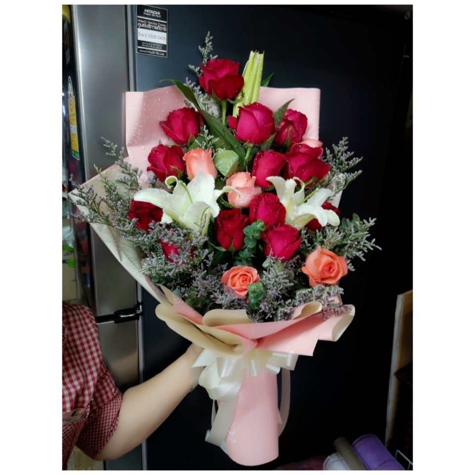 ช่อดอกกุหลาบสีแดง แซมดอกลิลลี่ขาว