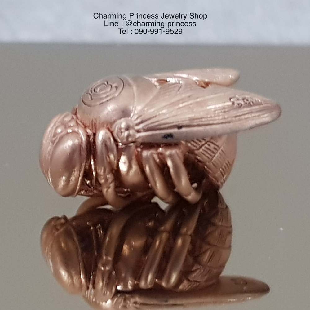 พญาภู่คำ ต่อเงินต่อทอง เนื้อทองแดง เครื่องรางของขลังทำพิธีปลุกเสกแล้วคะ พญาแมลงภู่คำนี้ นับเป็นเอกทางโชคลาภ เมตตา ส่งเสริมดวงชะตาให้มั่งคั่ง ทั้งทรัพย์สิน ยศศักดิ์ เป็นที่รักใคร่เอ็นดูของผู้คนทั้งหลาย อีกทั้งยังป้องกันคุณไสยมนต์ดำ