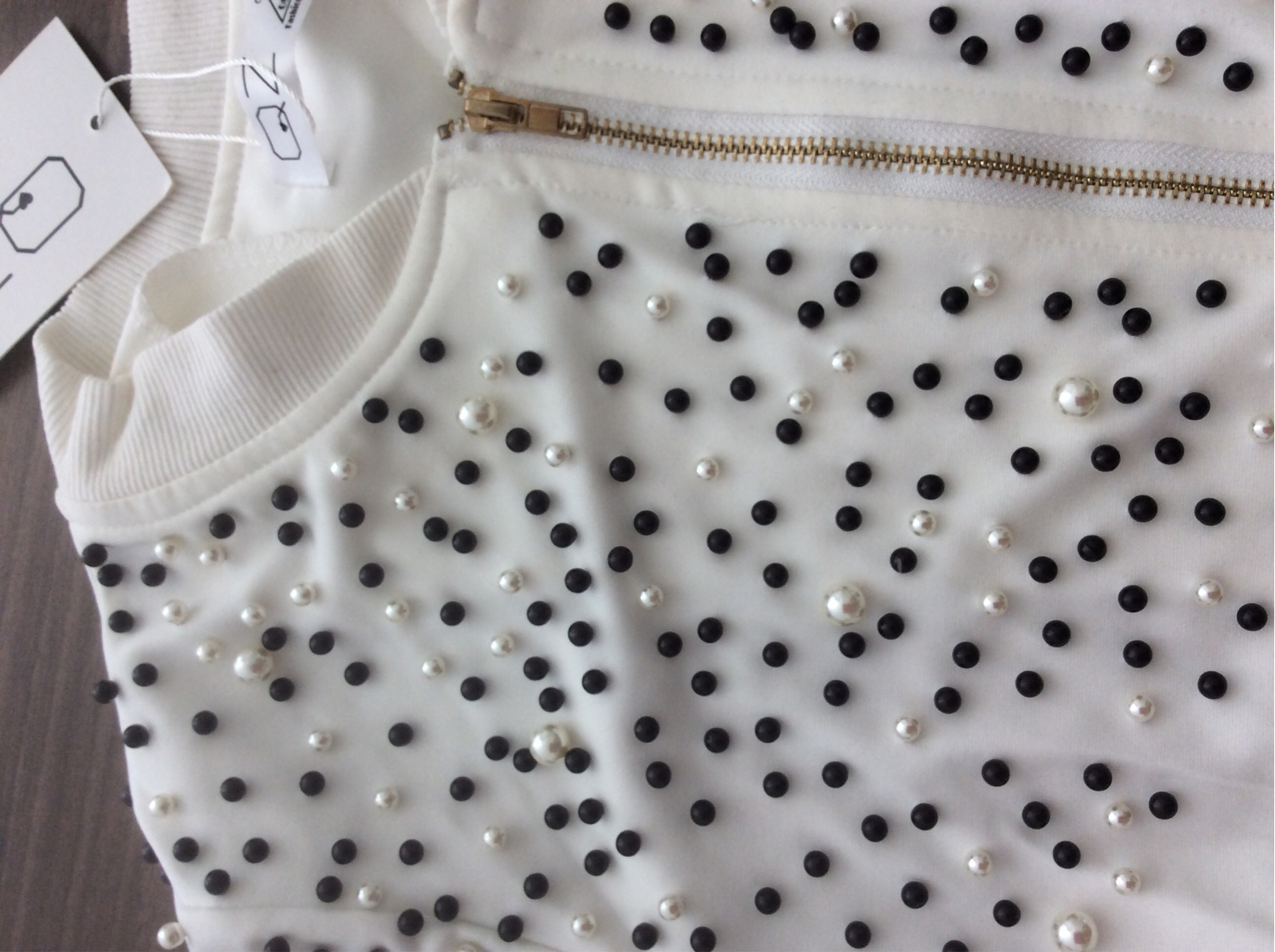 เสื้อคลุมซิบหน้าตกแต่งมุกขาว ดำ ผ้าโฟมบางไม่หนามีน้ำหนักค่ะ มีกระเป๋า 2 ข้าง ใส่ตัวเดียวหรือจะใส่เป็นแจ็คเก็ตคลุมก็ได้ค่ะ