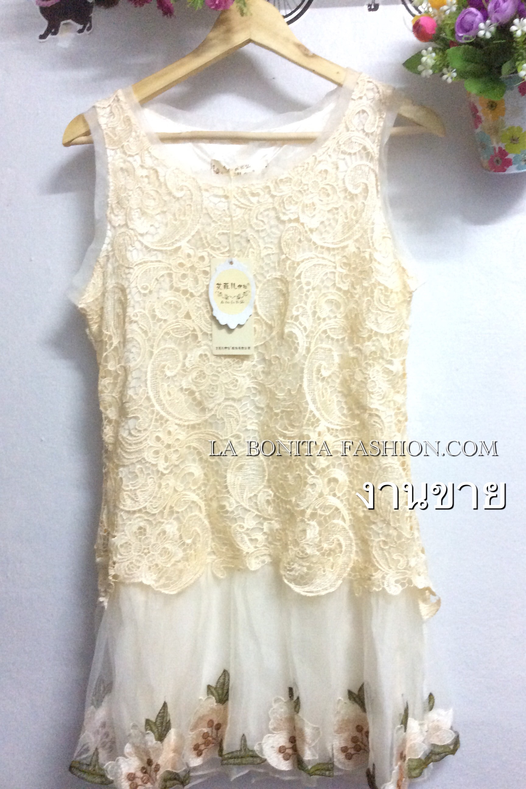 เดรสลูกไม้ แขนกุด ตัดต่อชายระบายผ้าแก้ว ปักเย็บดอกไม้รอบชายกระโปรง