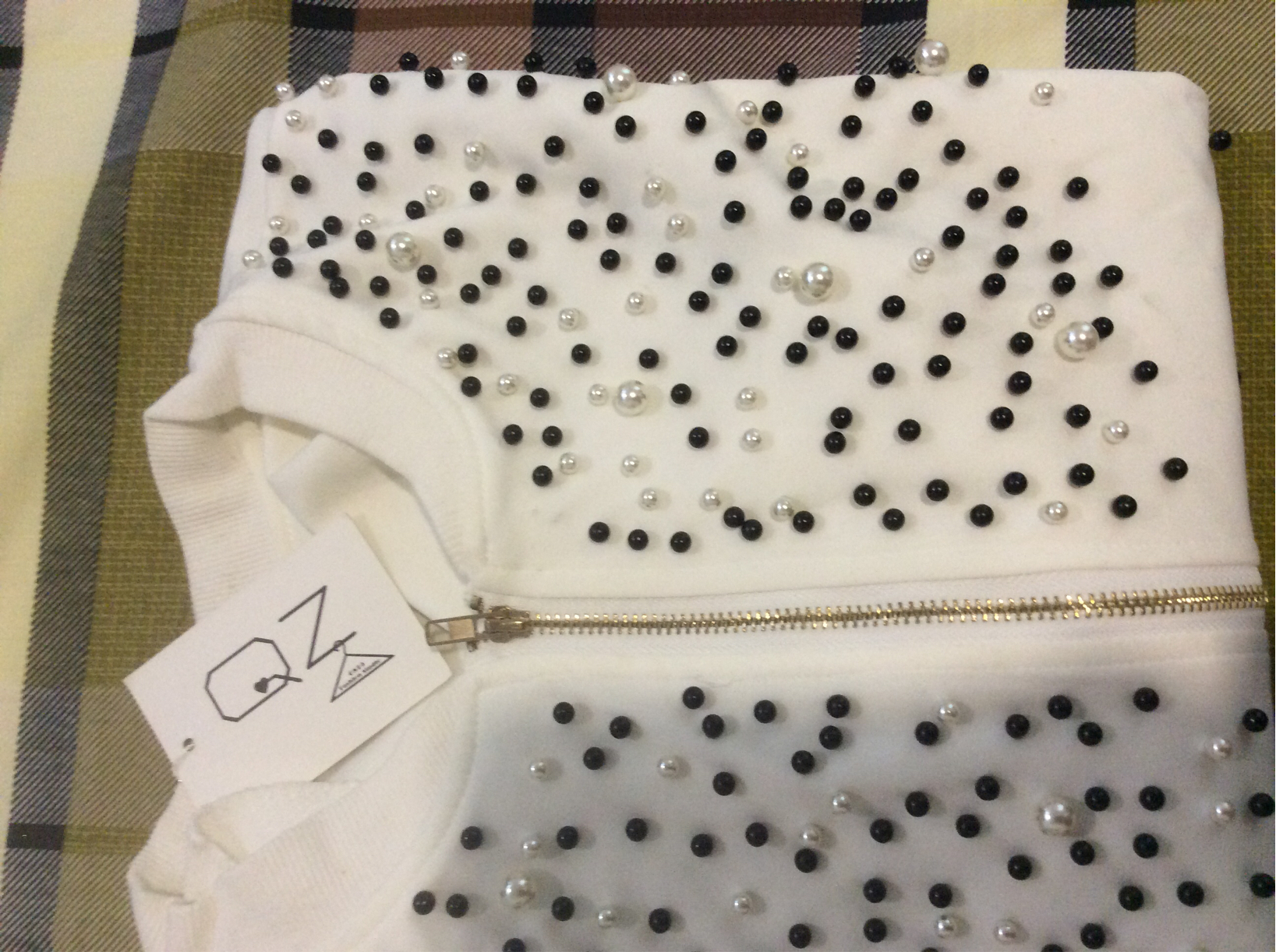 เสื้อคลุมซิบหน้าตกแต่งมุกขาว ดำ ผ้าโฟมบางไม่หนามีน้ำหนักค่ะ มีกระเป๋า 2 ข้าง ใส่ตัวเดียวหรือจะใส่เป็นแจ็คเก็ตคลุมก็ได้ค่ะ