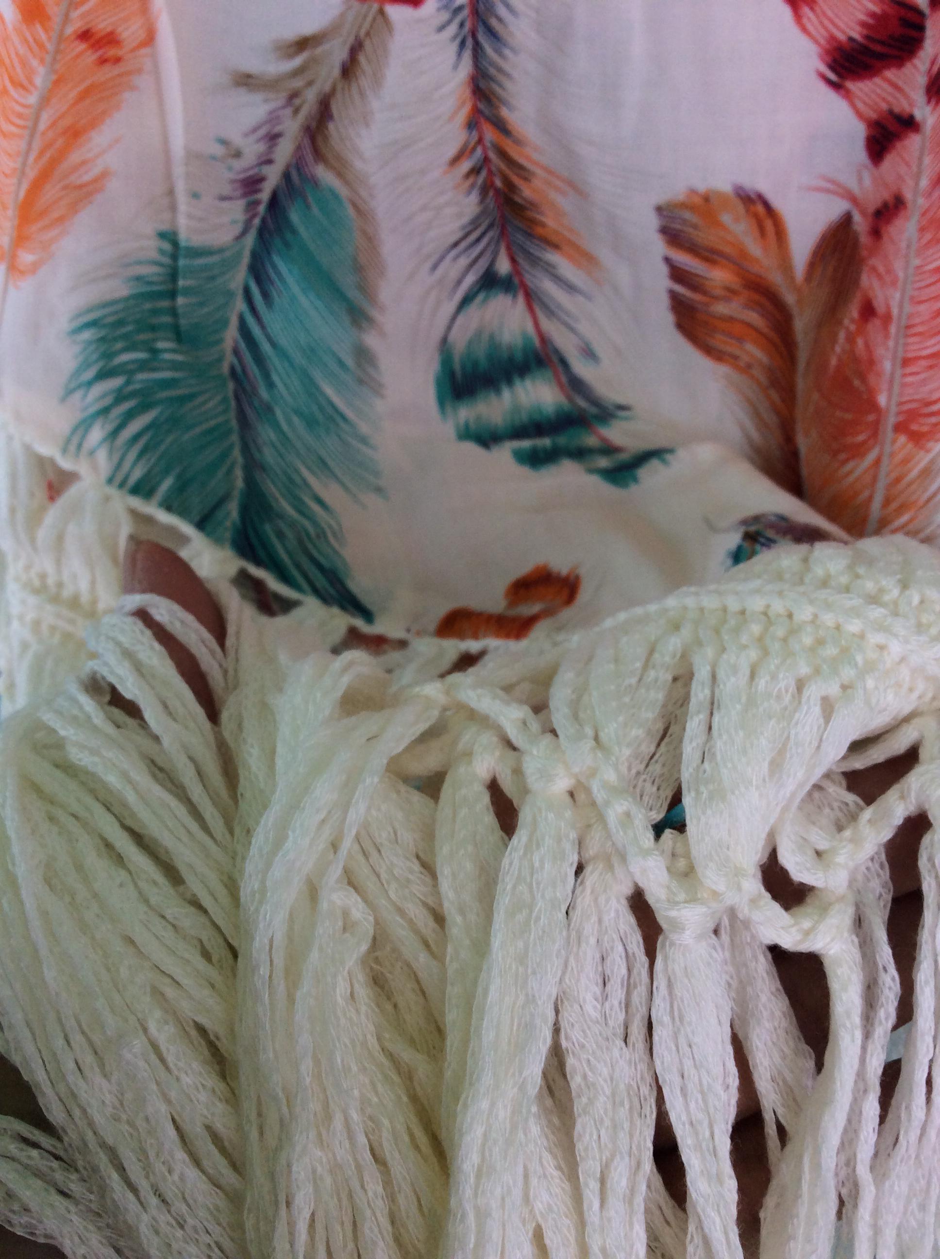 เสื้อสไตล์โบฮีเมียน พิมพ์ลายขนนก สีสดใส แต่งพู่ฟรุ้งฟริ้ง ทรงสวยน่ารัก ใส่สบายไม่ร้อน ใส่เดินเที่ยวชิวๆในวันสบายๆ