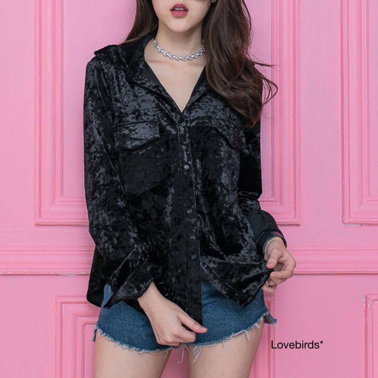 เสื้อเชิ้ตผ้ากำมะหยี่แบบมีลายบนเนื้อผ้า ผ้าสวยมากๆนิ่มมากๆ ข้างในมีผ้าซับอีกที แต่งกระเป๋าคู่ ทรงสวยมากๆ น่ารักสุดๆค่า