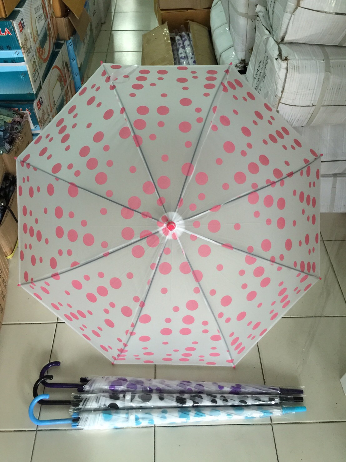 ร่มใสลายจุด