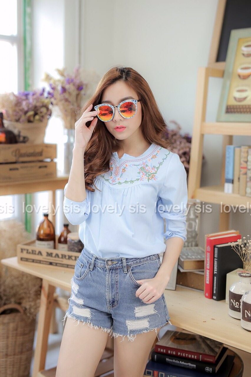 เสื้อแขนยาวแต่งลายปัก น่ารักสไตล์คุณหนู ดูดี ใส่ match กับอะไรก้อสวย งานจริงน่ารักมากค่า