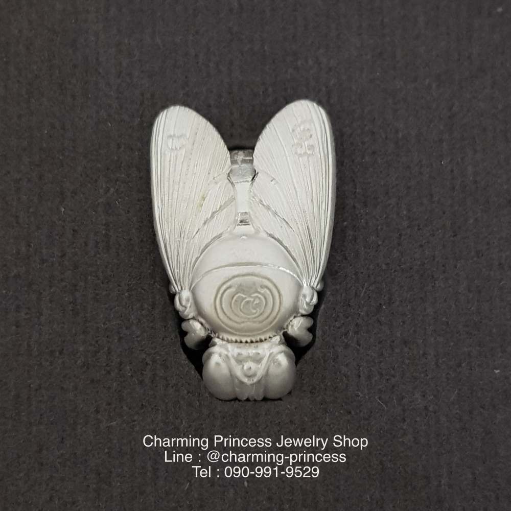 พญาภู่คำ ต่อเงินต่อทอง เนื้อเงิน เครื่องรางของขลังทำพิธีปลุกเสกแล้วคะ พญาแมลงภู่คำนี้ นับเป็นเอกทางโชคลาภ เมตตา ส่งเสริมดวงชะตาให้มั่งคั่ง ทั้งทรัพย์สิน ยศศักดิ์ เป็นที่รักใคร่เอ็นดูของผู้คนทั้งหลาย อีกทั้งยังป้องกันคุณไสยมนต์ดำ