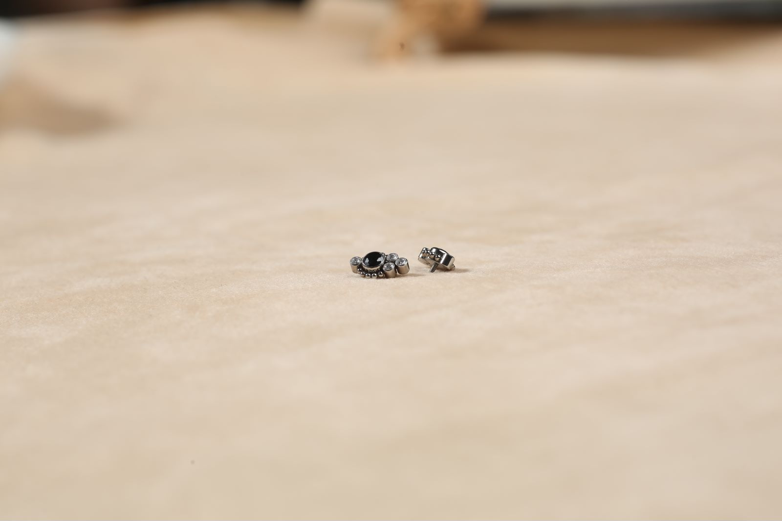 “เช็คสินค้าทัก line ก่อนโอนนะคะ”ไทเทเนี่ยม 100% ต่างหูสำหรับผิวแพ้ง่าย Monfra จิวแป้นแบนขันน็อต ขนาดก้านปกติ ราคา/ข้าง ETC147