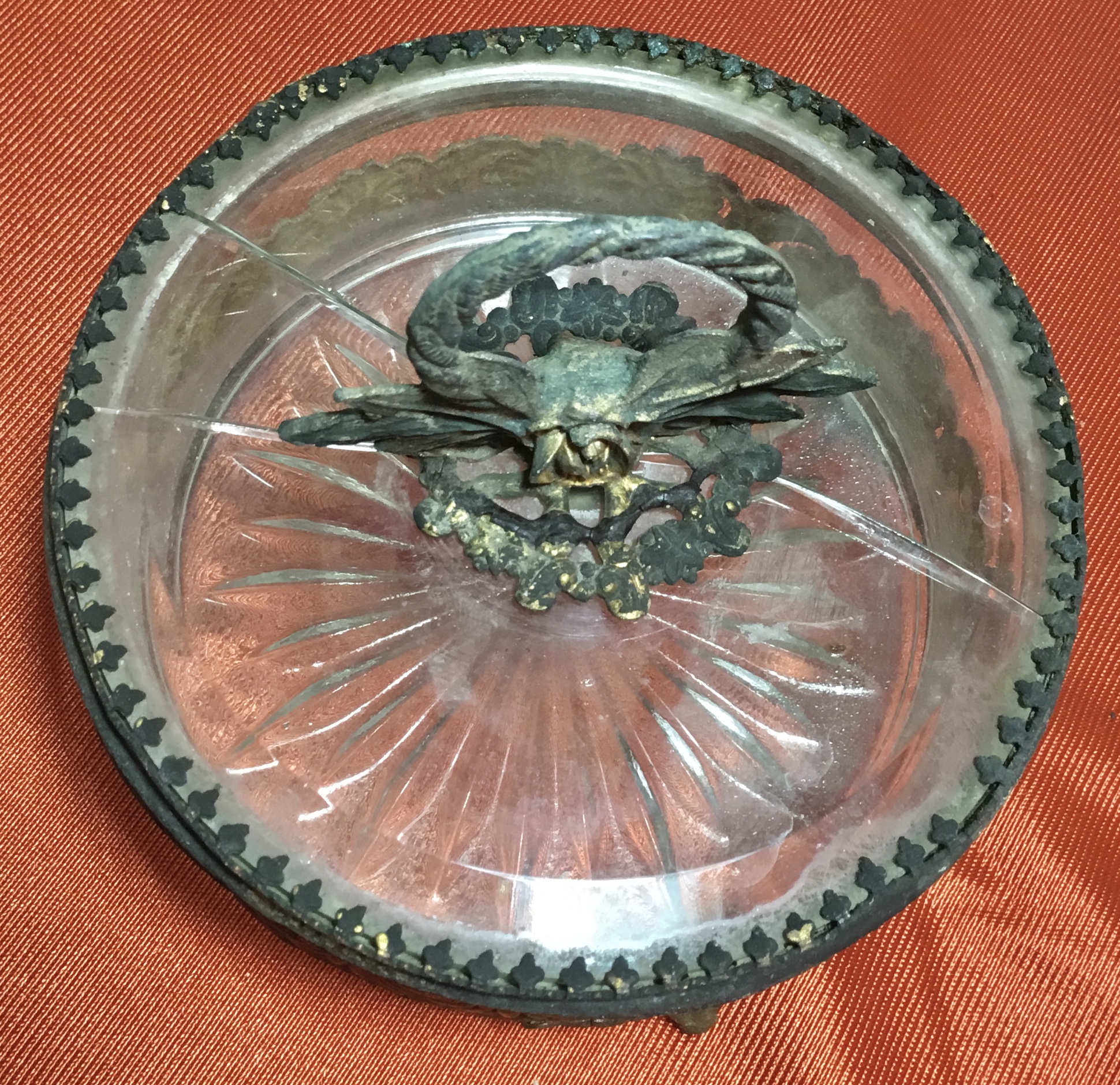 ภาชนะเครื่องแก้วโบราณใส่ของ มีฝาปิดหมุนเกลียว เก่าและชำรุด