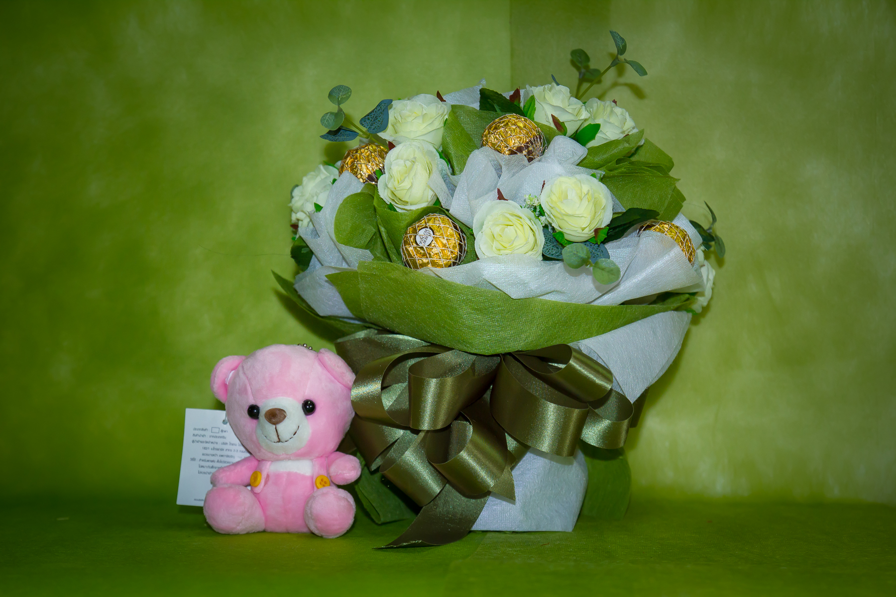 ช่อเฟอเรโร่ (Ferrero Rocher) 9 ลูก ดอกกุหลาบสีขาว กระดาษสีเขียว