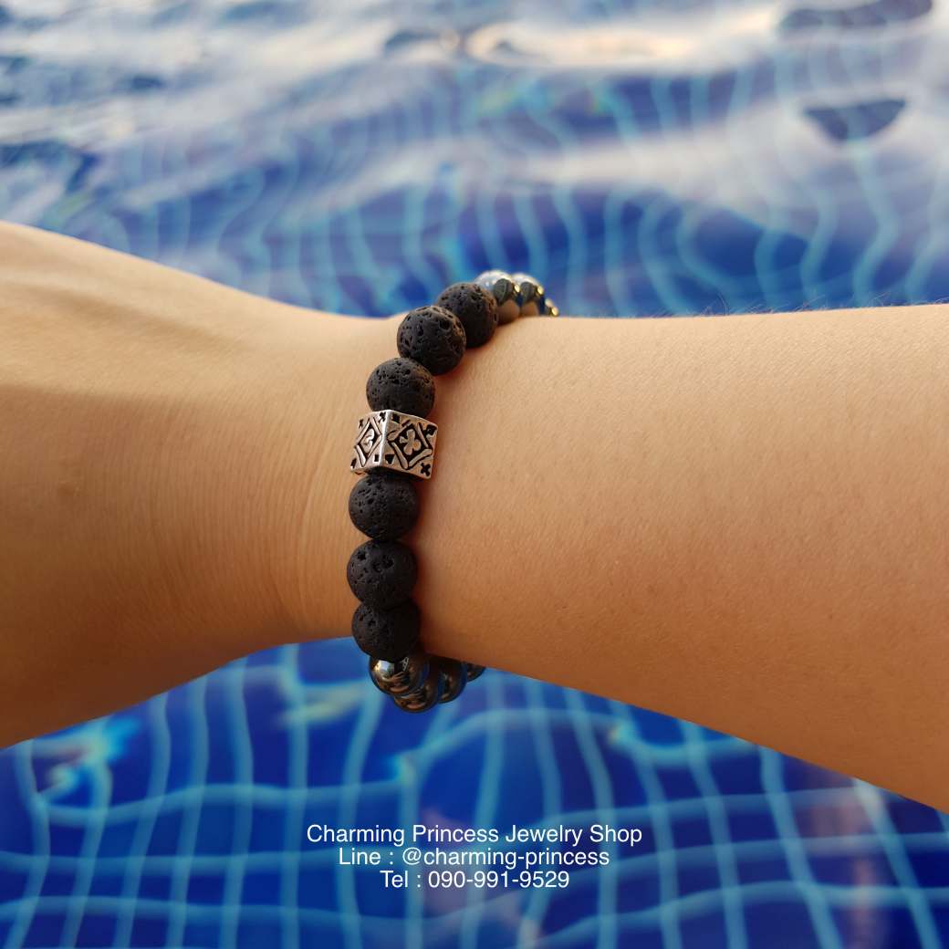 Protection ปกป้องคุ้มครอง หินลาวาโอนิกต์ และตัวคั่นเงินรูปลูกเต๋า “โพธิ์ดำ โพธิ์แดง ข้าวหลามตัด ดอกจิก” ขนาด 10 มม